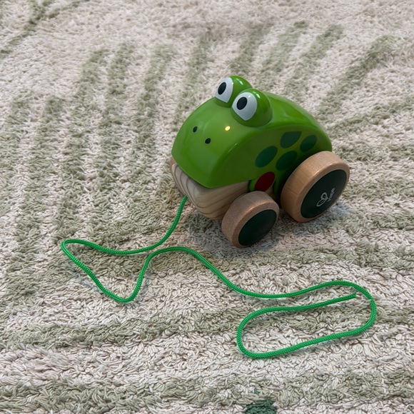 Green Wooden Frog Pull Toy - Picture 2 of 3